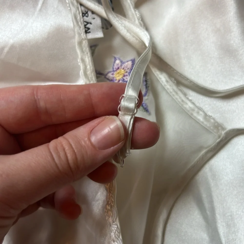 Vintage Ivy & Annabelle White‎ Satin Maxi Floral Embroidered Nightgown